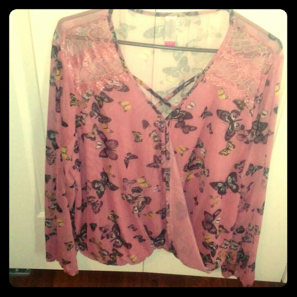 No boundaries butterfly blouse